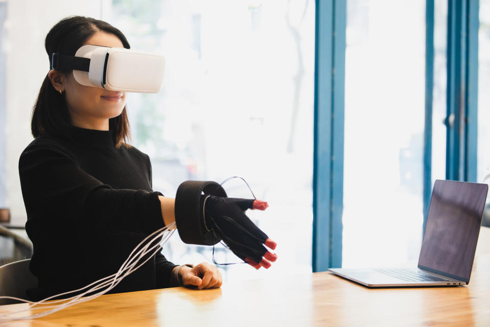 虛擬眼鏡/眼罩和手套，都有機會朝「虛擬生育」方向發展
