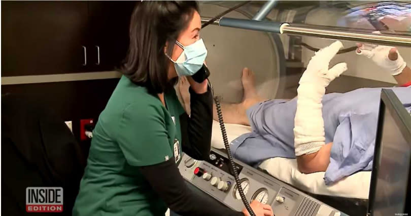 傑雷諾目前進行高壓氧氣治療，但仍可以和醫護人員交談。（圖／翻攝自Inside Edition）