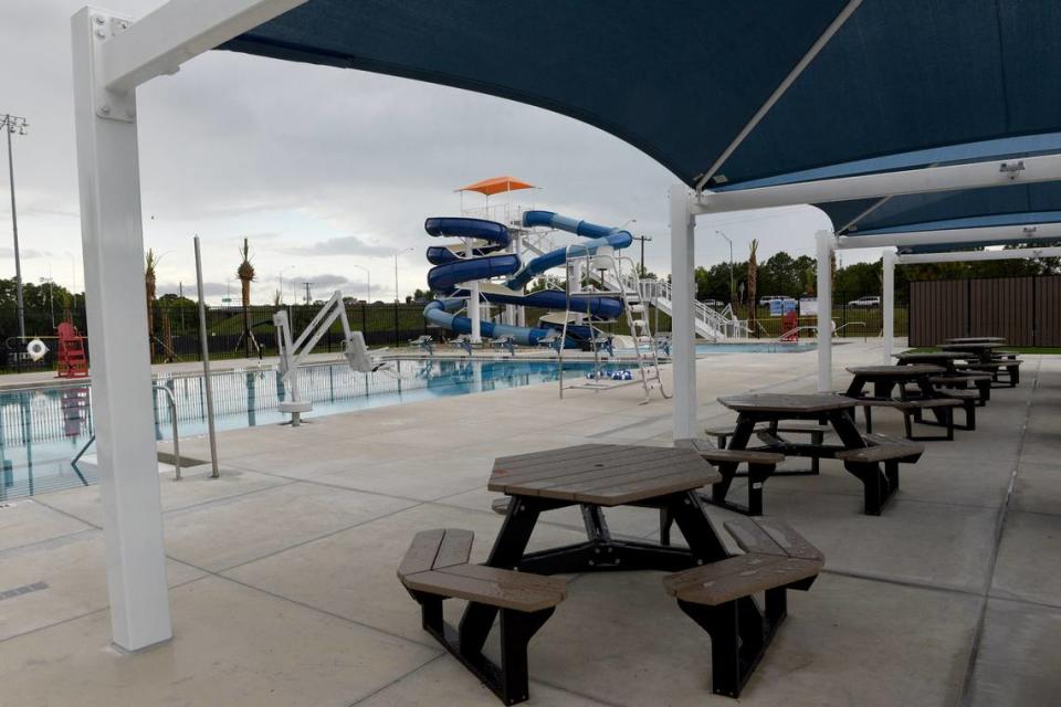 The Lincoln Aquatic Center in Palmetto features two swirly water slides, a zero-entry pool for early swimmers and a 25-yard swimming pool for local competitions.