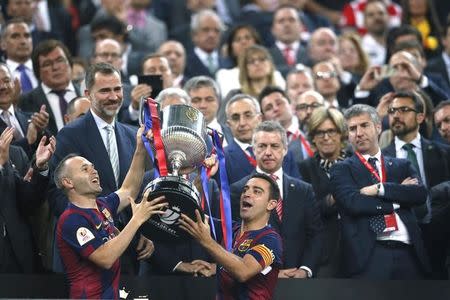 Football - Athletic Bilbao v FC Barcelona - Spanish King's Cup Final - Nou Camp - Barcelona, Spain - 30/5/15 Barcelona's Andres Iniesta and Xavi lift the trophy after winning the Spanish King's Cup Final Reuters / Albert Gea