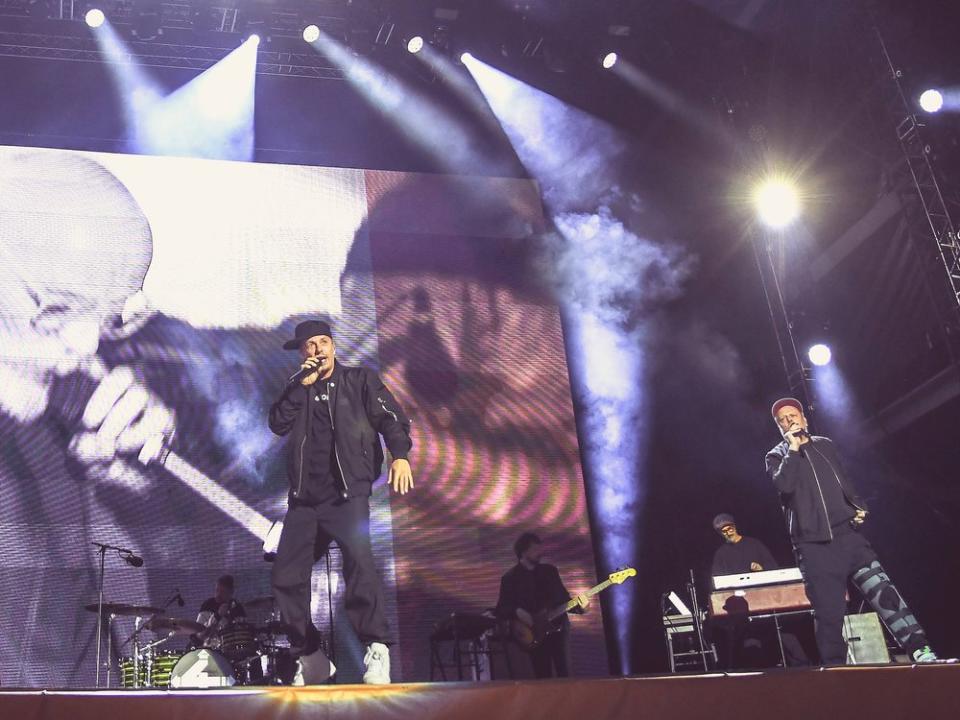 Die Fantastischen Vier beim Lollapalooza Berlin: Smudo (r.) performte mit geschientem Bein auf der Bühne. (Bild: imago/Jan Huebner)