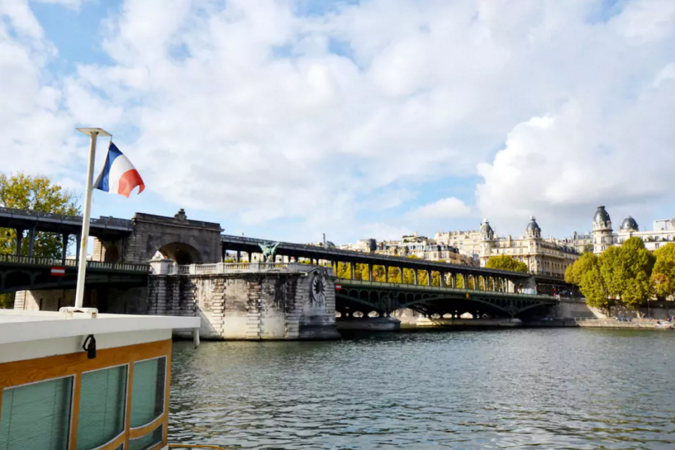 <p>The Bir-Hakeim bridge is hardly an eyesore either. <br> (Airbnb) </p>