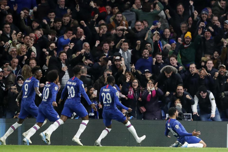 Reece James (derecha) festeja tras anotar el cuarto gol de Chelsea ante Ajax en el partido por la Liga de Campeones, el martes 5 de noviembre de 2019. (AP Foto/Frank Augstein)