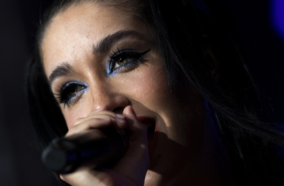 La cantante María Becerra durante su presentación en el festival Coca-Cola Flow Fest en la Ciudad de México el 26 de noviembre de 2022. (Foto AP/Alejandro Godínez)