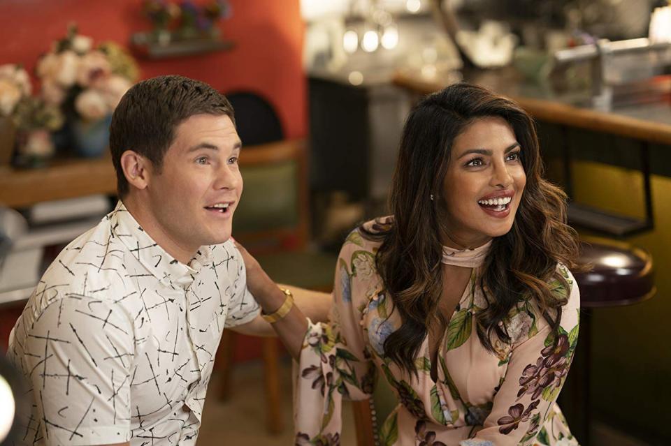 <p>根據《<em><a href="https://deadline.com/2019/04/mindy-kaling-priyanka-chopra-universal-pictures-dan-goor-auction-comedy-india-wedding-1202595246/" rel="nofollow noopener" target="_blank" data-ylk="slk:Deadline;elm:context_link;itc:0;sec:content-canvas" class="link ">Deadline</a></em>》消息指出，以敏迪卡靈自身經歷編撰出的喜劇劇本，是一部雜揉《我的希臘婚禮》與《瘋狂亞洲富豪》精華的印度喜宴片；同時，它也會探討印度裔美國人所面對的成長壓力。</p><p>對於甫於去年底完成「多場」婚宴的琵豔卡喬普拉來說，這部電影找她來演可說是再適合不過，再搭配上敏迪卡靈於《怪咖婦產科》以及《我們的辦公室》的超凡幽默，肯定能迸發出又浪漫、又猖狂的無限笑料！</p><cite>IMDb</cite>