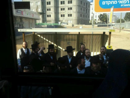 El tumulto de ultra-ortodoxos que se formó alrededor del autobús (Tanya Ronsenblit)