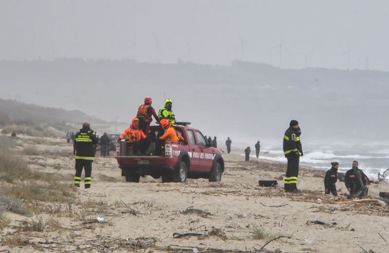 Rescatistas llegan a la playa donde se encontraron cuerpos que se cree que eran de refugiados después de un naufragio, en Cutro, la costa este de la región italiana de Calabria, Italia