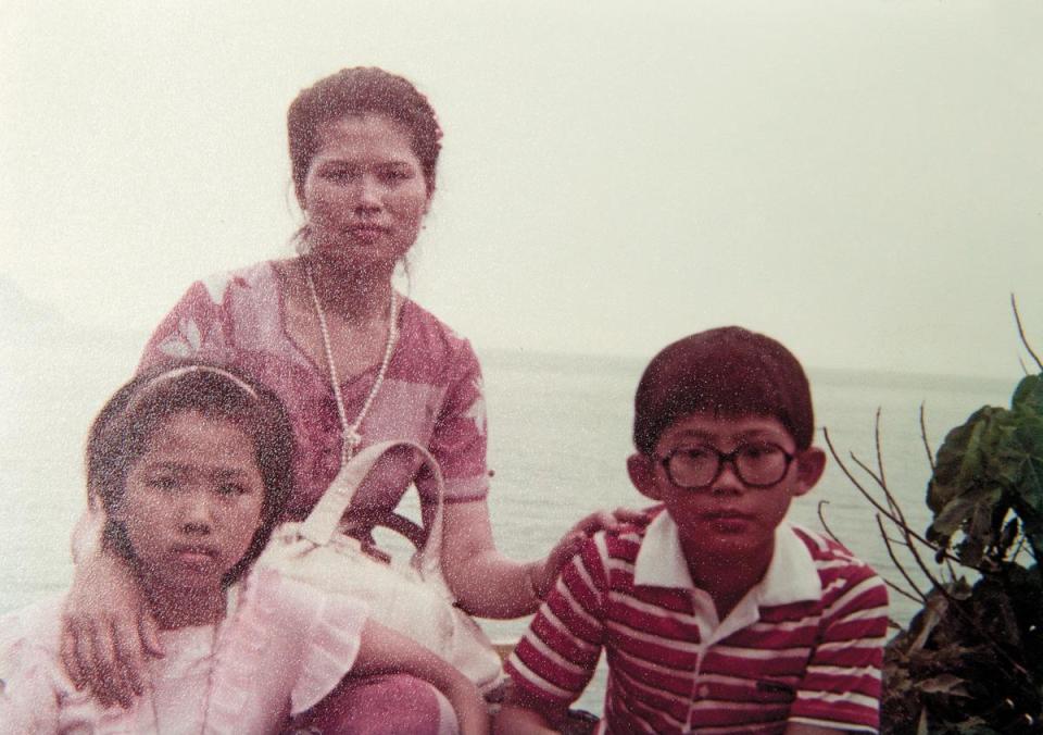 戴個大眼鏡的黃國昌（右）與母親（中）、姊姊（左）合影。因為太愛看漫畫、打電動，黃國昌小學3年級就近視。（黃國昌提供）