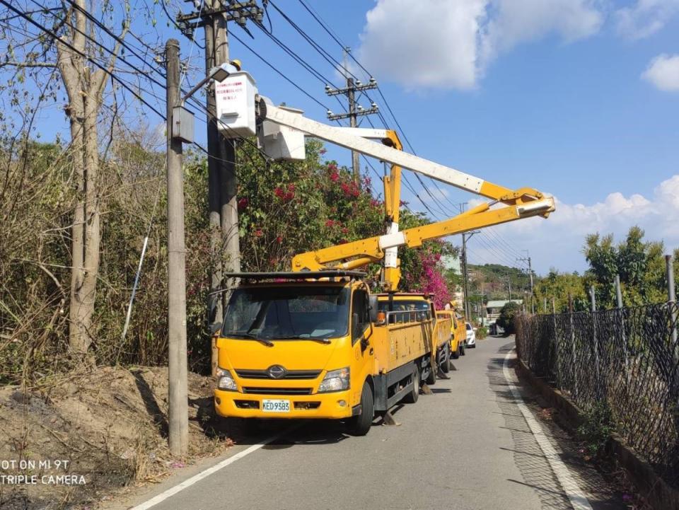 接連發生2起意外造成仁武區和大樹區共5644戶停電，台電公司緊急派員搶修。（圖：台電鳳山區處提供）