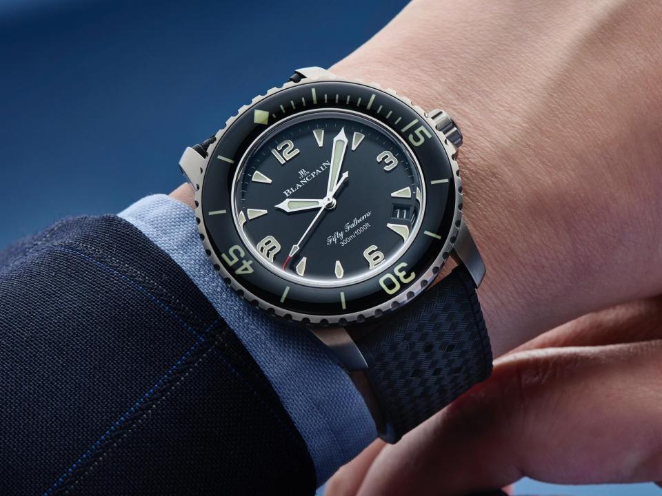 BLANCPAIN「五十噚」在今年迎來全新形象，發表錶徑42毫米的縮小版本。雖然僅僅是錶徑從45毫米縮小3毫米，然而整體卻煥然一新，佩戴感受與視覺風格都非常不同。