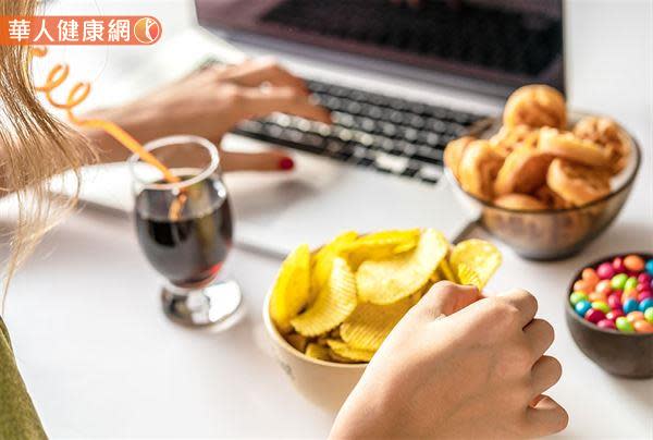 容易飄出體味、老人味怎麼辦？吃含鎂、清熱食物，按4大穴位助改善