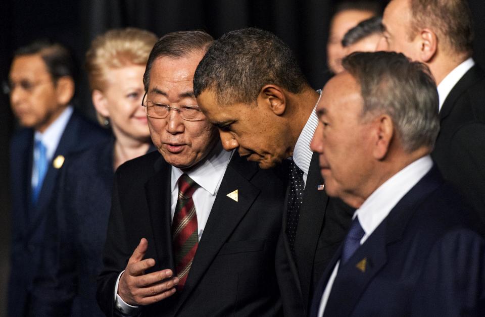 U.N. Secretary General Ban Ki-moon, third left, speaks with U.S. President Barack Obama, second right, as they wait to pose for a group portrait of the heads of delegation on the last day of the Nuclear Security Summit (NSS) in The Hague, Netherlands, Tuesday, March 25, 2014. (AP Photo/Robin van Lonkhuijsen, Pool)