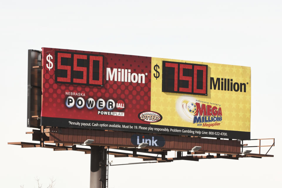 Un cartel anuncia los premios mayores de las loterías Powerball y Mega Millions, en Omaha, Nebraska, el miércoles 13 de enero de 2021. Los jugadores de lotería tendrán una oportunidad el viernes por la noche al quinto premio mayor más grande en la historia de los EE. UU. números en el último sorteo de Mega Millions. El gran premio para Powerball, el otro juego de lotería nacional, es de $550 millones de dólares para el sorteo del miércoles por la noche. (Foto AP / Nati Harnik)