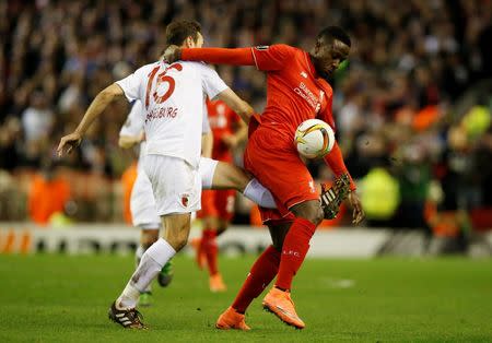 Football Soccer - Liverpool v FC Augsburg - UEFA Europa League Round of 32 Second Leg - Anfield, Liverpool, England - 25/2/16 Liverpool's Divock Origi in action with Augburg's Christoph Janker Reuters / Andrew Yates Livepic EDITORIAL USE ONLY.