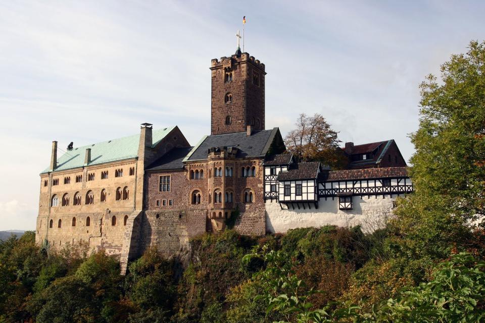 Die beeindruckende Burg am Rande Eisenachs spiegelt fast 1.000 Jahre deutsche Geschichte wider. Wohl ein Grund, warum die Wartburg zu den ersten Burgen Deutschlands zählt, die als UNESCO-Welterbe gelistet wurde. Denn wie keine andere Burg in Deutschland wurde der Bau von 1067 Zeitzeuge wichtiger Ereignisse - vor allem nach 1521/1522 ... (Bild: iStock / Thomas-canon)