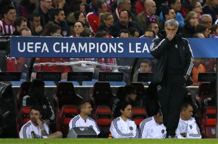 Chelsea's coach Jose Mourinho (R) reacts during their Champions League semi-final first leg soccer match against Atletico Madrid at Vicente Calderon stadium in Madrid April 22, 2014. REUTERS/Paul Hanna