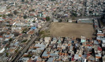 La cancha de fútbol "El Potrero", donde Diego Maradona comenzó a jugar de niño, es rodeada por casa en la villa de Fiorito, donde el astro nació en Buenos Aires, Argentina, el lunes 25 de mayo de 2020. (AP Foto/Natacha Pisarenko)