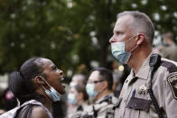 Una joven le grita a un ayudante del sheriff durante las protestas en Minneapolis este 28 de mayo. (Foto: Mark Vancleave / Star Tribune / AP).