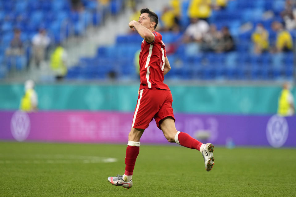 Robert Lewandowski festeja tras marcar el segundo gol de Polonia contra Suecia en la Euro 2020, el miércoles 23 de junio de 2021, en San Petersburgo. (AP Foto/Dmitri Lovetsky, Pool)