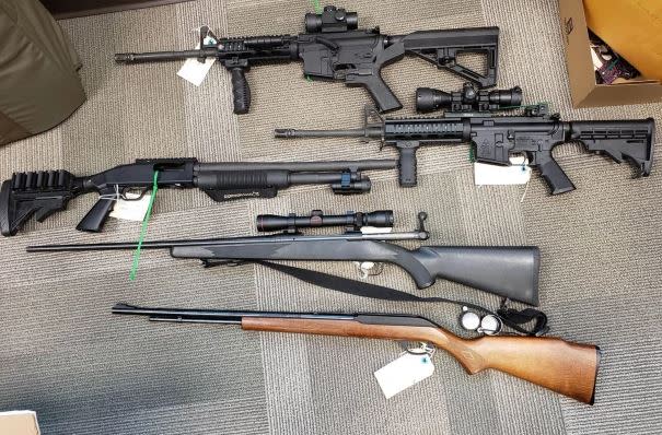 警方在傑森家中發現大量槍枝。（圖／翻攝自北安普頓縣警局）