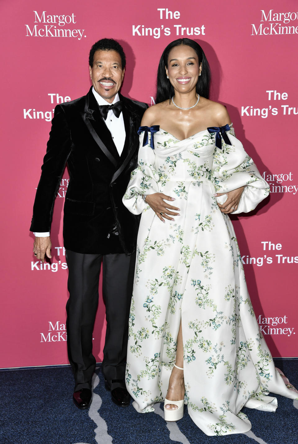 Lionel Richie, izquierda, y Lisa Parigi asisten a The King's Trust Global Gala en Casa Cipriani el jueves 2 de mayo de 2024, en Nueva York. (Foto Evan Agostini/Invision/AP)