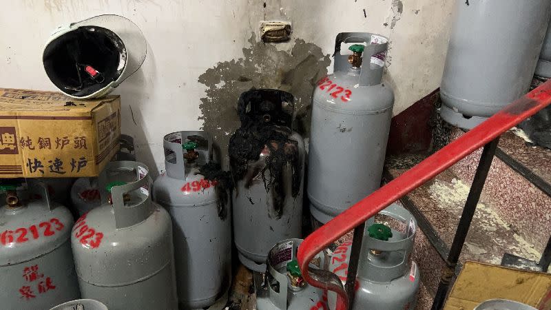 瓦斯行存放鋼瓶的倉庫，樓梯間發生氣爆事故。（圖／翻攝畫面）
