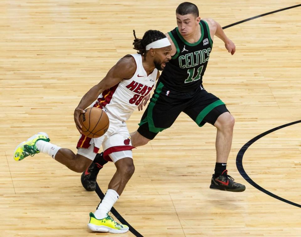 El jugador del Heat Patty Mills (izq.) conduce la pelota ante la marca de Payton Pritchard, de los Celtics de Boston, en el cuarto partido de la serie de primera ronda de los playoffs de la NBA, celebrado el 29 de abril de 2024 en Miami.