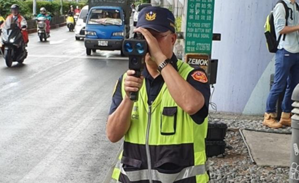 警方即日起至 10 月暑假期間加強超速執法。（記者林家宇攝）