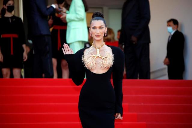 Bella Hadid lleva brillante en los dientes en Cannes 2022