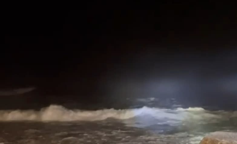 受到颱風外圍影響，沿岸風浪海象不佳。（圖／東森新聞）