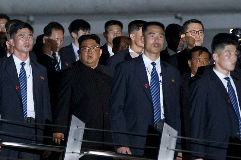 北韓最高領導人金正恩的維安嚴密，到新加坡參與川金會時，多名身穿黑色西裝的貼身保鑣護駕。（美聯社）