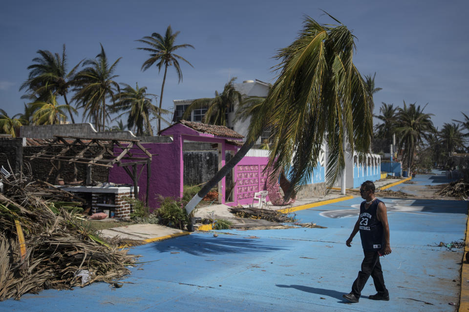 Un hombre pasa por un área dañada después del paso del huracán Otis, el domingo 29 de octubre de 2023, en Acapulco, México. (AP Foto/Félix Márquez)