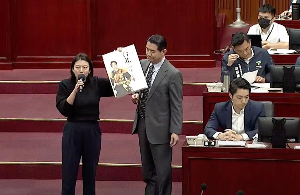 台北市議員何孟樺贈送「蔣不安」一書給蔣萬安，嘲諷蔣市府遇到危機總是慢半拍。(記者張欽翻攝)