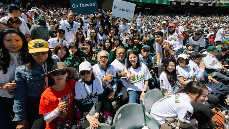 台鋼啦啦隊Wing Stars螢螢、一粒、林浠、妡0、圈圈、恬魚、毛毛，在舊金山台灣日亮相。（圖／Wing Stars提供）