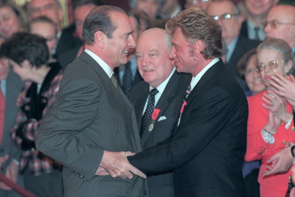 <p>Le monument de la culture populaire qu’est Johnny Hallyday fait aussi fondre le coeur de nos Présidents. En commençant par Chirac qui venait régulièrement chez Johnny et Laeticia pour boire un coup. S’en est suivi Sarkozy qui lui, les invitait à l’Elysée pour des dîners amicaux puis Hollande dont la star du rock français disait qu’il était “charmant, spirituel et avec beaucoup d’humour”. Quant aux Macron, on les a vus au concert de Johnny à Bercy en juin dernier avant qu’ils n’invitent Laeticia et Johnny, entre autre, à un dîner tous ensemble dans sa nouvelle “propriété” parisienne. (Crédit : AFP) </p>