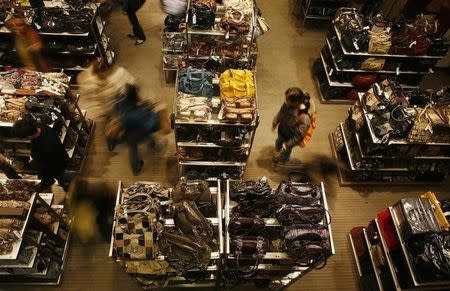 Shoppers walk through Macy's department store in New York November 20, 2007. REUTERS/Lucas Jackson