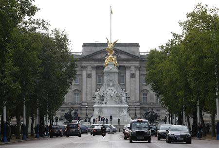 The Royal Standard is seen flying over Buckingham Palace in central London October 14, 2013. REUTERS/Luke MacGregor