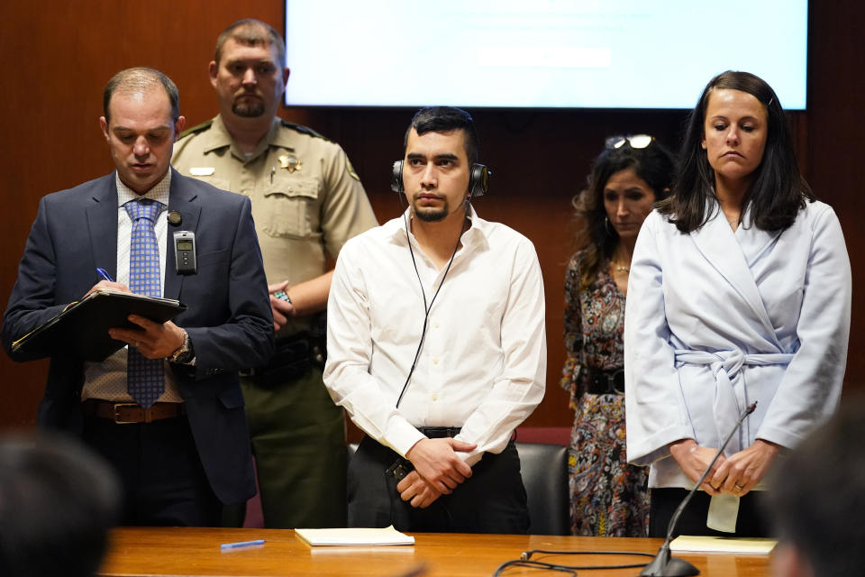 Cristhian Bahena Rivera, al centro, escucha de pie con su abogada defensora Jennifer Frese, a la derecha, el veredicto durante el juicio en su contra en la corte del condado Scott, en Davenport, Iowa. El jurado declaró culpable a Bahena Rivera del asesinato en primer grado de la estudiante universitaria Mollie Tibbetts ocurrido en 2018. (AP Foto/Charlie Neibergall, foto compartida)