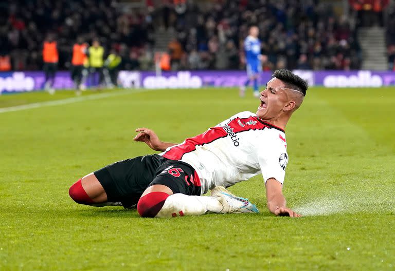 Carlos Alcaraz festeja un gol frente al Leicester City, el único que hizo hasta aquí en la Premier