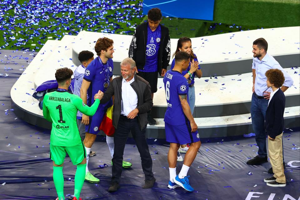 Roman Abramovich celebrates with Chelsea players (Getty Images)