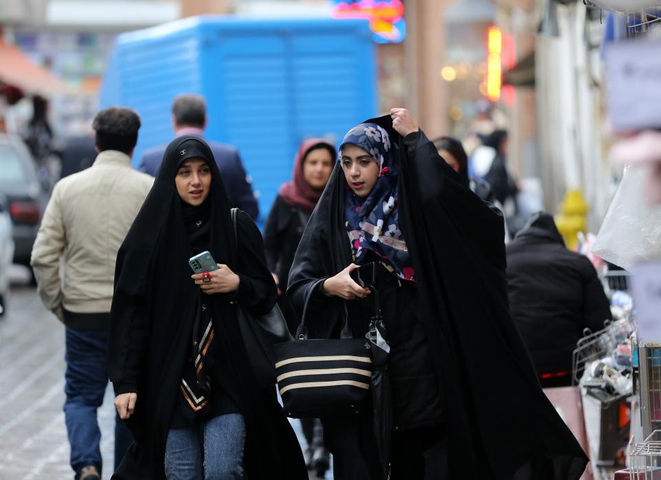 Las mujeres de Irán protestan por sus derechos. (Photo by Fatemeh Bahrami/Anadolu Agency via Getty Images)