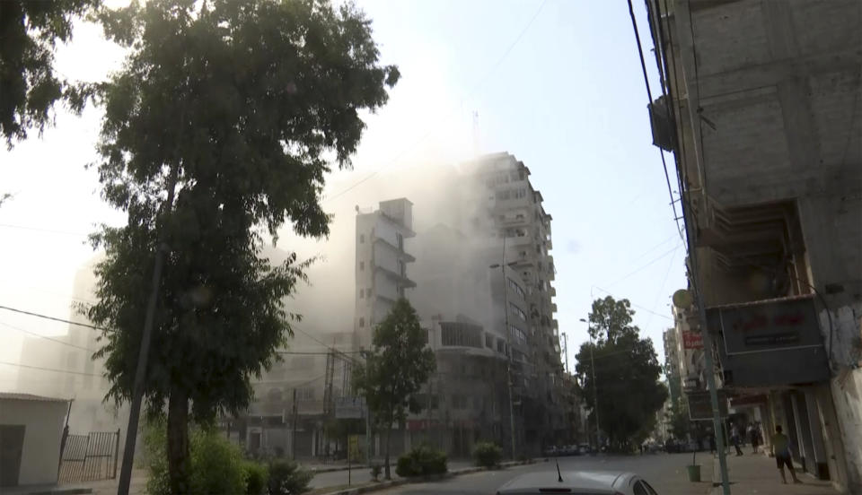 Una nube de humo sale de un edificio alto después de un ataque israelí contra la Ciudad de Gaza, el viernes 5 de agosto de 2022. (AP Foto)