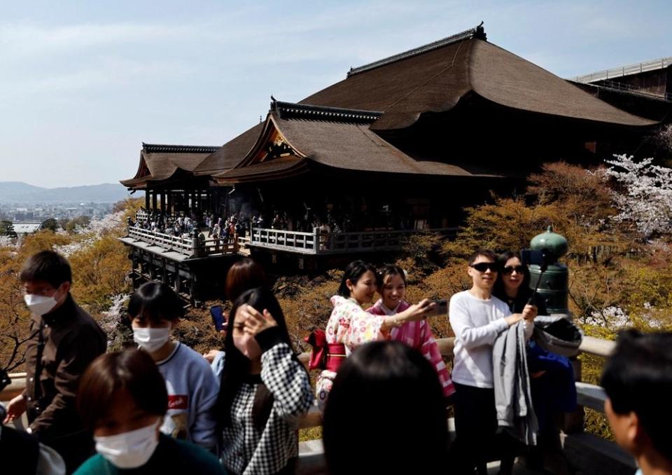 京都清水寺大量遊客。(路透社)