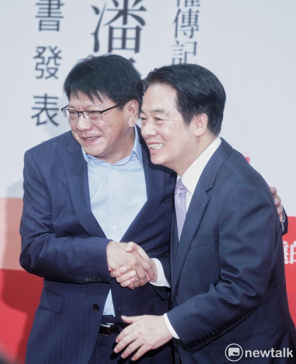 副總統賴清德(右)出席前屏東縣長潘孟安(左)「紅色鋼鐵人」新書發表會。   圖：張良一/攝