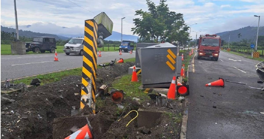 休旅車越過安全島猛撞變電箱，測速桿被撞歪。（圖／翻攝畫面）