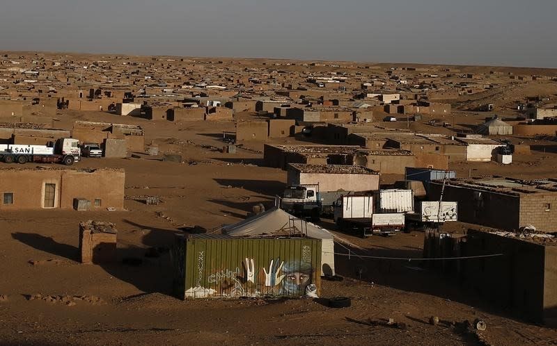 Le secrétaire général des Nations unies, Ban Ki-moon, s'est rendu samedi à Tindouf dans le sud de l'Algérie pour visiter des camps de réfugiés sahraouis dans le cadre des efforts visant à relancer des négociations entre le Maroc et les indépendantistes du Front Polisario sur la question du Sahara occidental. /Photo prise le 3 mars 2016/REUTERS/Zohra Bensemra