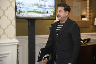 <p>El pakistaní Shahid Khan es el dueño del fabricante de componentes para automóviles Flex-N-Gate, de los Jacksonville Jaguars de la NFL y del equipo de fútbol inglés Fulham. Su fortuna asciende a los 5.800 millones de euros. Sin embargo, cuando llegó a Estados Unidos con solo 16 años, empezó fregando platos en un restaurante. (Foto: Phelan M. Ebenhack / AP). </p>