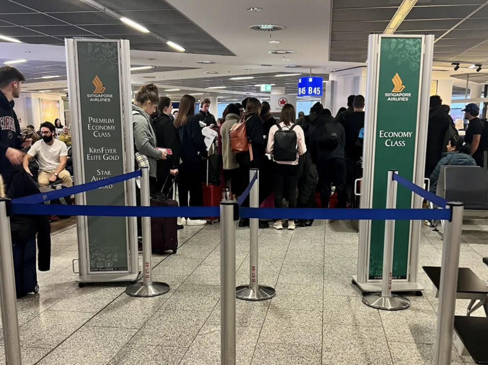 Die Passagiere im Hintergrund bestiegen gerade einen Air-Canada-Flug am benachbarten Gate. Etwa zur gleichen Zeit gingen auch ein Flug der Croatia Airlines und ein Flug der japanischen Fluggesellschaft All Nippon Airways. - Copyright: Taylor Rains / Business Insider