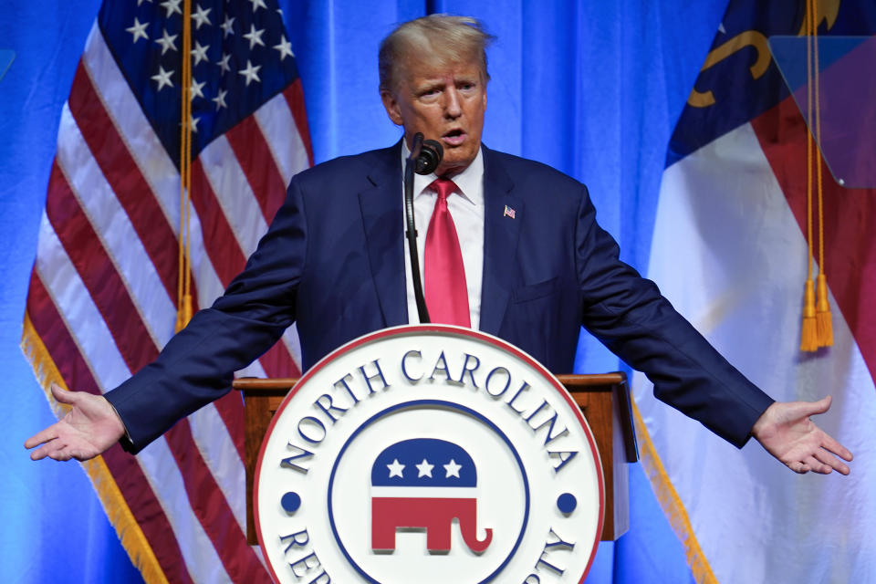El expresidente Donald Trump pronuncia un discurso ante la Convención del Partido Republicano en Carolina del Norte, en Greensboro, Carolina del Norte, el sábado 10 de junio de 2023. (AP Foto/George Walker IV)