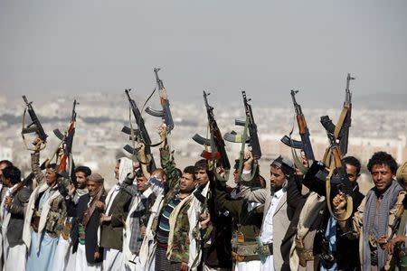 Tribesmen loyal to the Houthi movement shout slogans and raise their weapons during a gathering to show their support for the group, in Yemen's capital Sanaa December 14, 2015. REUTERS/Khaled Abdullah